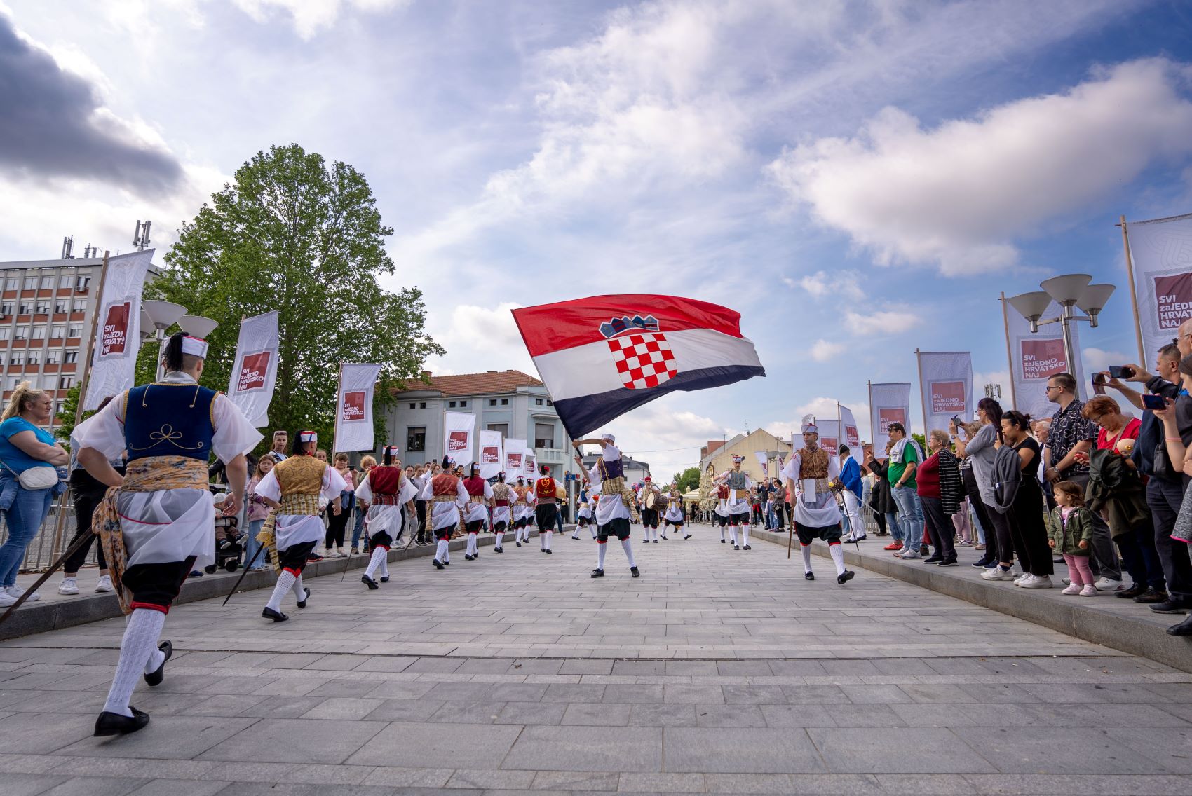 Slika prikazuje festival "SVI zaJEDNO HRVATSKO NAJ", festival nematerijalne i kulturne baštine grada Vukovara
